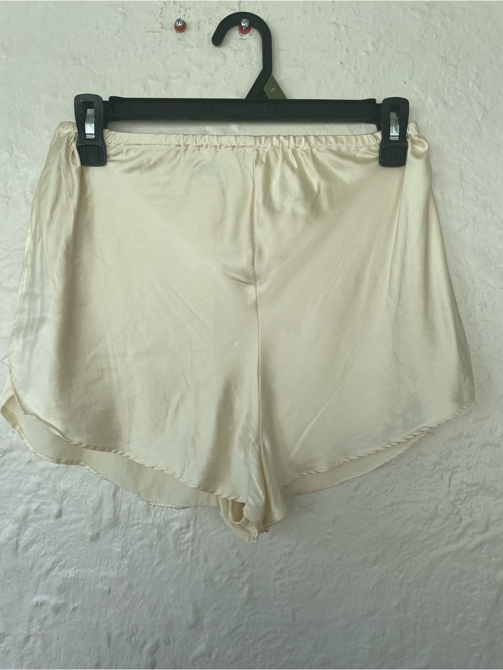 treesha cream 100% silk shorts elastic waistband side slit; Size: M
